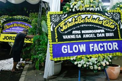 Sejumlah karangan bunga mulai terlihat di depan rumah duka Vanessa Angel di kawasan Kembangan, Jakarta Barat, Kamis (4/11/2021).