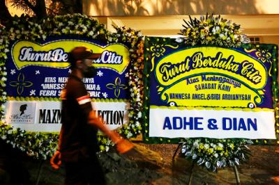 Sejumlah karangan bunga mulai terlihat di depan rumah duka Vanessa Angel di kawasan Kembangan, Jakarta Barat, Kamis (4/11/2021).