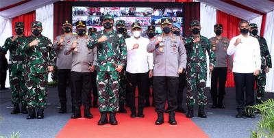 Panglima TNI Marsekal TNI Hadi Tjahjanto saat memimpin Rapat Evaluasi Penanganan Covid-19 dan Tinjau Serbuan Vaksinasi di Medan, Rabu (3/11/2021).