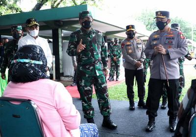 Panglima TNI Marsekal TNI Hadi Tjahjanto saat memimpin Rapat Evaluasi Penanganan Covid-19 dan Tinjau Serbuan Vaksinasi di Medan, Rabu (3/11/2021).