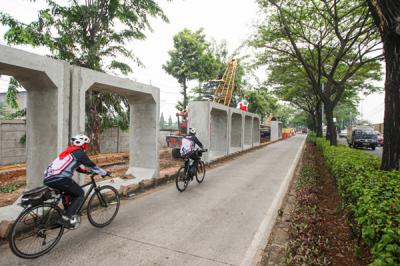 Petugas menyelesaikan pembangunan saluran air di Jalan Gusti Ngurah Rai, Klender, Jakarta Timur, Kamis (4/11/2021).