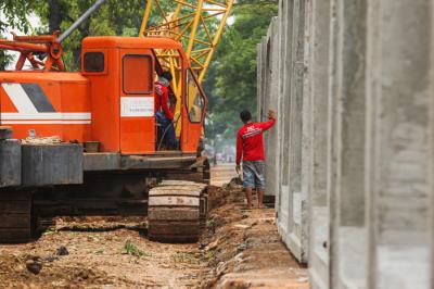 Petugas menyelesaikan pembangunan saluran air di Jalan Gusti Ngurah Rai, Klender, Jakarta Timur, Kamis (4/11/2021).
