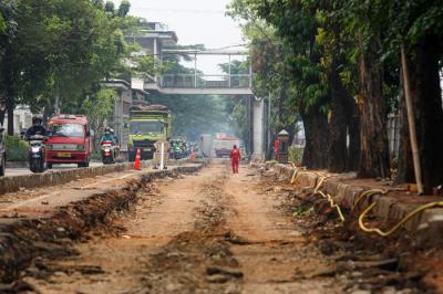 Petugas menyelesaikan pembangunan saluran air di Jalan Gusti Ngurah Rai, Klender, Jakarta Timur, Kamis (4/11/2021).