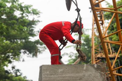 Petugas menyelesaikan pembangunan saluran air di Jalan Gusti Ngurah Rai, Klender, Jakarta Timur, Kamis (4/11/2021).