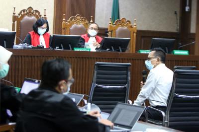 Terdakwa Mantan Direktur Utama PT Pelindo II Richard Joost Lino menjalani sidang lanjutan di Pengadilan Tipikor, Jakarta,  Kamis (4/11/2021).