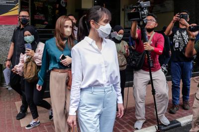 Aktris Shandy Aulia usai menjalani pemeriksaan di Polda Metro Jaya, Jakarta Selatan, Kamis (4/11/2021).