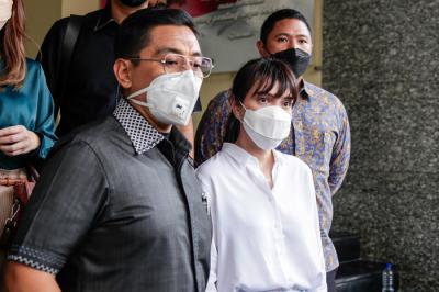 Aktris Shandy Aulia usai menjalani pemeriksaan di Polda Metro Jaya, Jakarta Selatan, Kamis (4/11/2021).