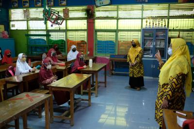 Suasana pembelajaran tatap muka (PTM) tingkat sekolah dasar di SD Negeri Kompleks IKIP, Makassar, Kamis (4/11/2021).