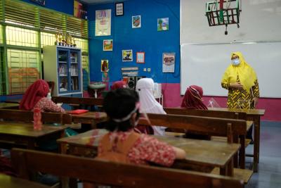 Suasana pembelajaran tatap muka (PTM) tingkat sekolah dasar di SD Negeri Kompleks IKIP, Makassar, Kamis (4/11/2021).