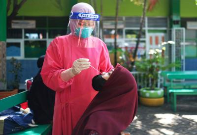 Suasana pembelajaran tatap muka (PTM) tingkat sekolah dasar di SD Negeri Kompleks IKIP, Makassar, Kamis (4/11/2021).