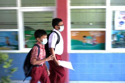 Suasana pembelajaran tatap muka (PTM) tingkat sekolah dasar di SD Negeri Kompleks IKIP, Makassar, Kamis (4/11/2021).