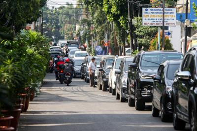 Ratusan kendaraan mengantre untuk uji emisi gas buang gratis yang digelar Suku Dinas Lingkungan Hidup (LH) DKI Jakarta di Cililitan, Kamis (4/11/2021).