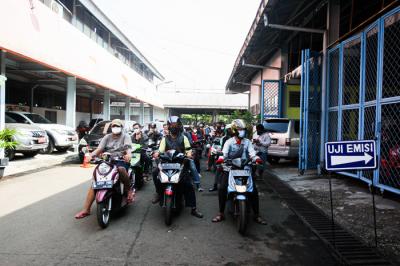 Ratusan kendaraan mengantre untuk uji emisi gas buang gratis yang digelar Suku Dinas Lingkungan Hidup (LH) DKI Jakarta di Cililitan, Kamis (4/11/2021).