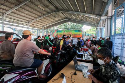 Ratusan kendaraan mengantre untuk uji emisi gas buang gratis yang digelar Suku Dinas Lingkungan Hidup (LH) DKI Jakarta di Cililitan, Kamis (4/11/2021).