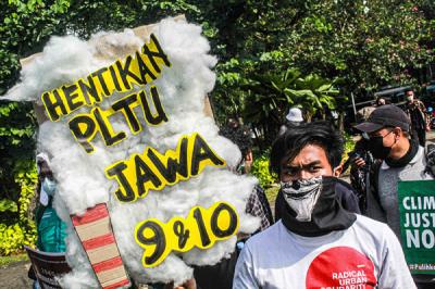Puluhan massa Aliansi Perlawanan Perubahan Iklim menggelar aksi damai di kawasan Monumen Nasional, Jakarta Pusat, Jumat (5/11/2021).