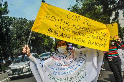 Puluhan massa Aliansi Perlawanan Perubahan Iklim menggelar aksi damai di kawasan Monumen Nasional, Jakarta Pusat, Jumat (5/11/2021).