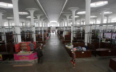Aktivitas sejumlah pedagang Pasar Johar, Jalan Agus Salim Semarang, Jawa Tengah, Kamis (4/11/2021).