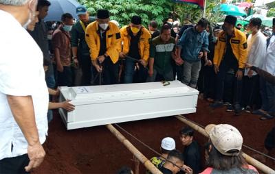 Peti jenazah Vanessa Angel dan suami dikuburkan berdampingan dalam satu liang kubur di Taman Makam Islam Malaka, Jakarta Selatan, Jumat (5/11/2021).