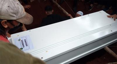 Peti jenazah Vanessa Angel dan suami dikuburkan berdampingan dalam satu liang kubur di Taman Makam Islam Malaka, Jakarta Selatan, Jumat (5/11/2021).