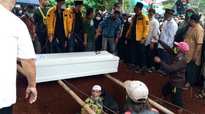 Peti jenazah Vanessa Angel dan suami dikuburkan berdampingan dalam satu liang kubur di Taman Makam Islam Malaka, Jakarta Selatan, Jumat (5/11/2021).