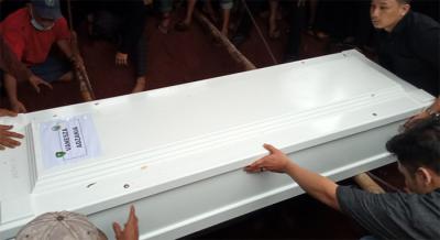 Peti jenazah Vanessa Angel dan suami dikuburkan berdampingan dalam satu liang kubur di Taman Makam Islam Malaka, Jakarta Selatan, Jumat (5/11/2021).