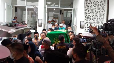 Peti jenazah Vanessa Angel dan suami dikuburkan berdampingan dalam satu liang kubur di Taman Makam Islam Malaka, Jakarta Selatan, Jumat (5/11/2021).