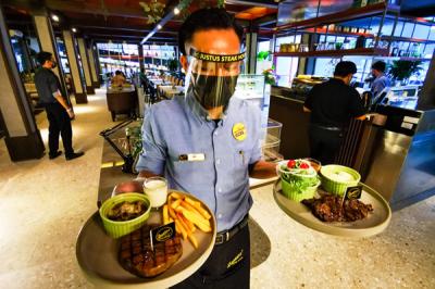 Pengunjung saat menikmati hidangan di Justus Steak House di Jakarta, Kamis (4/11/2021).