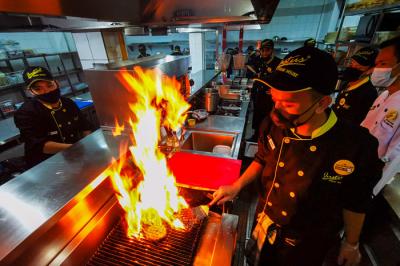 Pengunjung saat menikmati hidangan di Justus Steak House di Jakarta, Kamis (4/11/2021).