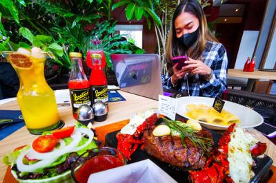 Pengunjung saat menikmati hidangan di Justus Steak House di Jakarta, Kamis (4/11/2021).