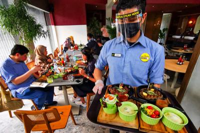 Pengunjung saat menikmati hidangan di Justus Steak House di Jakarta, Kamis (4/11/2021).