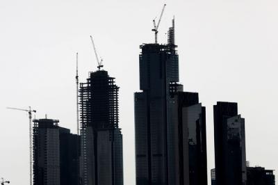 Foto pemandangan gedung bertingkat di Jakarta, Jumat (5/11/2021).