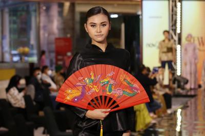 Model memperagakan fashion karya sejumlah desainer dipanggung Surabaya Fashion Week 2021, di Atrium Utama Grand City Mall Surabaya, Jumat (5/11/2021).