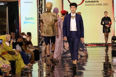 Model memperagakan fashion karya sejumlah desainer dipanggung Surabaya Fashion Week 2021, di Atrium Utama Grand City Mall Surabaya, Jumat (5/11/2021).