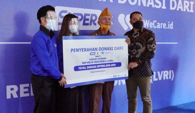 CEO Aplikasi Super, Steven Wongsoredjo menyerahkan donasi paket sembako dan prokes kepada Ketua LVRI Surabaya Subagyo di Surabaya, Jumat (5/11/2021).