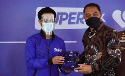 CEO Aplikasi Super, Steven Wongsoredjo menyerahkan donasi paket sembako dan prokes kepada Ketua LVRI Surabaya Subagyo di Surabaya, Jumat (5/11/2021).