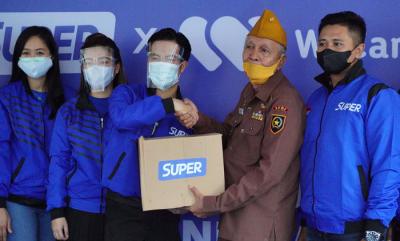 CEO Aplikasi Super, Steven Wongsoredjo menyerahkan donasi paket sembako dan prokes kepada Ketua LVRI Surabaya Subagyo di Surabaya, Jumat (5/11/2021).