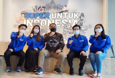CEO Aplikasi Super, Steven Wongsoredjo menyerahkan donasi paket sembako dan prokes kepada Ketua LVRI Surabaya Subagyo di Surabaya, Jumat (5/11/2021).
