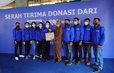 CEO Aplikasi Super, Steven Wongsoredjo menyerahkan donasi paket sembako dan prokes kepada Ketua LVRI Surabaya Subagyo di Surabaya, Jumat (5/11/2021).