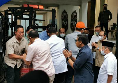 Ketua Komisi I DPR Meutya Hafid bersama sejumlah anggota Komisi I mengunjungi rumah calon panglima TNI Jenderal TNI Andika Perkasa di Jakarta Selatan.