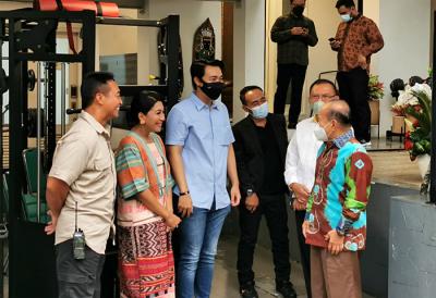 Ketua Komisi I DPR Meutya Hafid bersama sejumlah anggota Komisi I mengunjungi rumah calon panglima TNI Jenderal TNI Andika Perkasa di Jakarta Selatan.