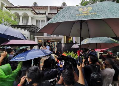 Ketua Komisi I DPR Meutya Hafid bersama sejumlah anggota Komisi I mengunjungi rumah calon panglima TNI Jenderal TNI Andika Perkasa di Jakarta Selatan.