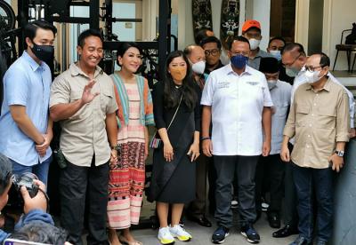 Ketua Komisi I DPR Meutya Hafid bersama sejumlah anggota Komisi I mengunjungi rumah calon panglima TNI Jenderal TNI Andika Perkasa di Jakarta Selatan.