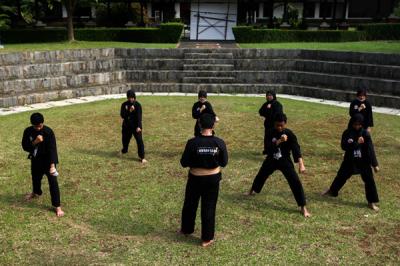 Sejumlah anak saat mengikuti ujian pelantikan Keluarga Pencak Silat Nusantara di Padepokan Pencak Silat, Jakarta Timur, Minggu (7/11/2021).