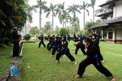 Sejumlah anak saat mengikuti ujian pelantikan Keluarga Pencak Silat Nusantara di Padepokan Pencak Silat, Jakarta Timur, Minggu (7/11/2021).
