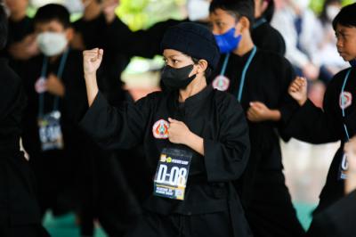 Sejumlah anak saat mengikuti ujian pelantikan Keluarga Pencak Silat Nusantara di Padepokan Pencak Silat, Jakarta Timur, Minggu (7/11/2021).
