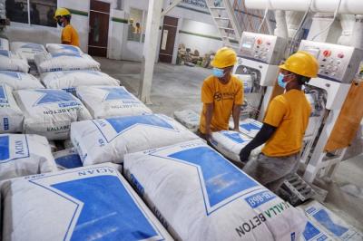 Aktivitas produksi Bata Ringan di pabrik Kalla Beton, Makassar, Senin (8/11/2021).