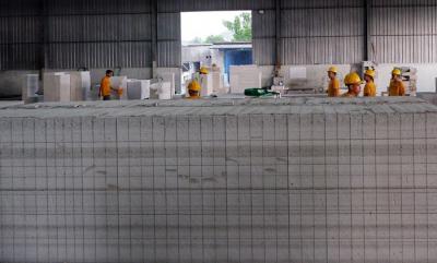 Aktivitas produksi Bata Ringan di pabrik Kalla Beton, Makassar, Senin (8/11/2021).