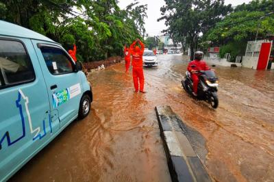 Kendaraan melintasi genangan air akibat hujan deras di Jalan Raya Kebayoran Lama, Jakarta Selatan, Minggu (7/11/2021).