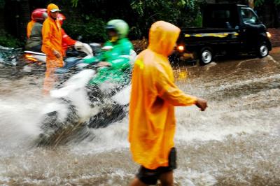 Kendaraan melintasi genangan air akibat hujan deras di Jalan Raya Kebayoran Lama, Jakarta Selatan, Minggu (7/11/2021).