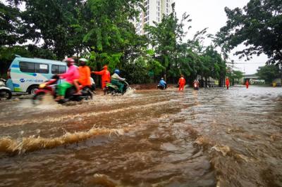 Kendaraan melintasi genangan air akibat hujan deras di Jalan Raya Kebayoran Lama, Jakarta Selatan, Minggu (7/11/2021).